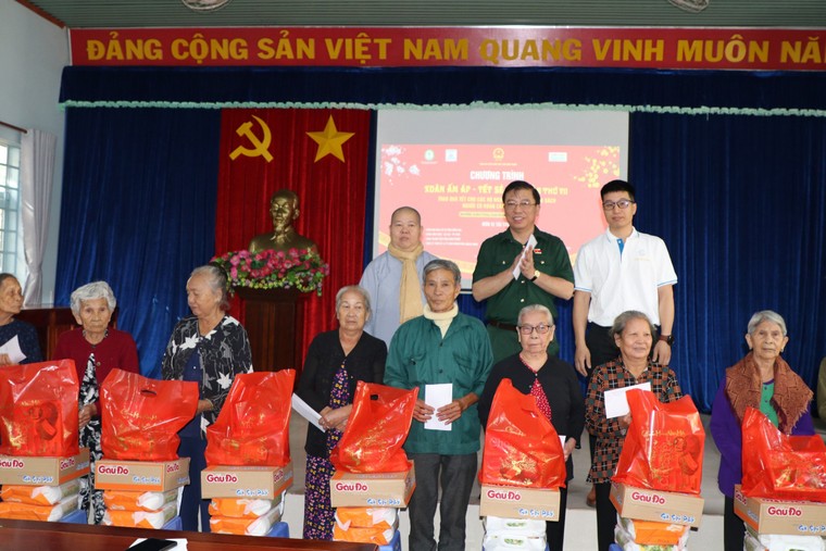 Mang mùa Xuân đến người dân nghèo giáp biên giới ảnh 11