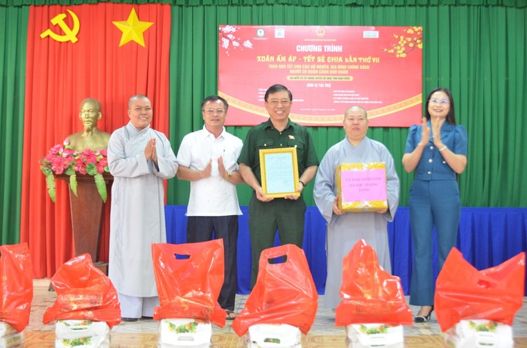 Mang mùa Xuân đến người dân nghèo giáp biên giới ảnh 8