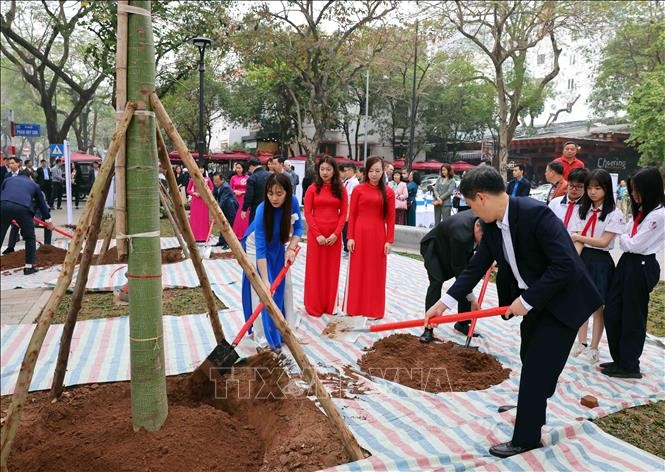 Hà Nội hưởng ứng "Tết trồng cây đời đời nhớ ơn Bác Hồ" nhân dịp Xuân Giáp Thìn 2024 ảnh 1