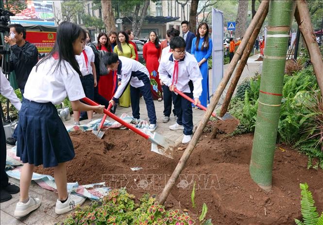 Hà Nội hưởng ứng "Tết trồng cây đời đời nhớ ơn Bác Hồ" nhân dịp Xuân Giáp Thìn 2024 ảnh 2