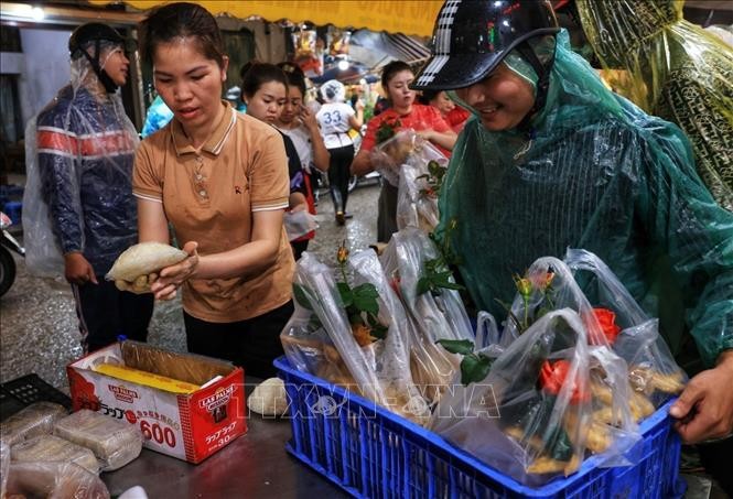 Người dân Thủ đô tất bật sắm lễ cúng Rằm tháng Giêng ảnh 5