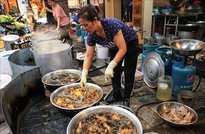 Người dân Thủ đô tất bật sắm lễ cúng Rằm tháng Giêng ảnh 6