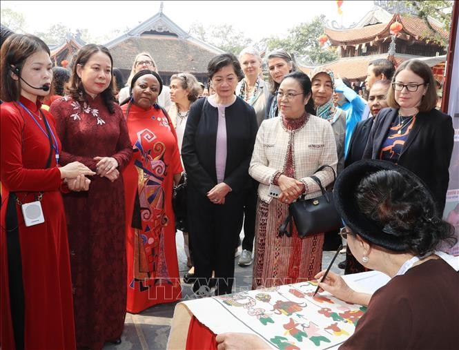 Phó Chủ tịch nước gặp mặt các nữ Đại sứ, Trưởng đại diện các tổ chức quốc tế tại Việt Nam ảnh 1