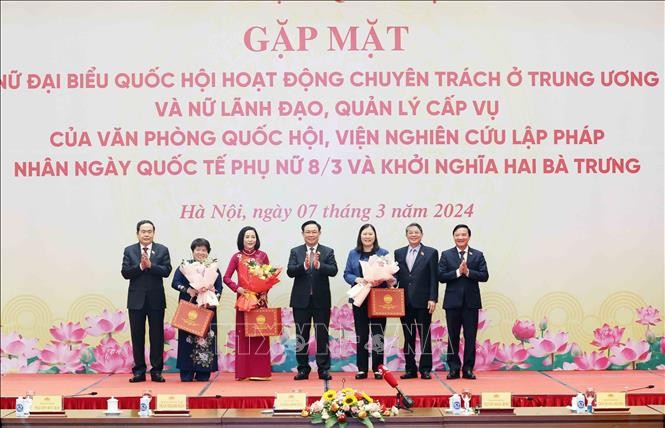 Chủ tịch Quốc hội Vương Đình Huệ gặp mặt các nữ đại biểu Quốc hội chuyên trách ở Trung ương ảnh 1