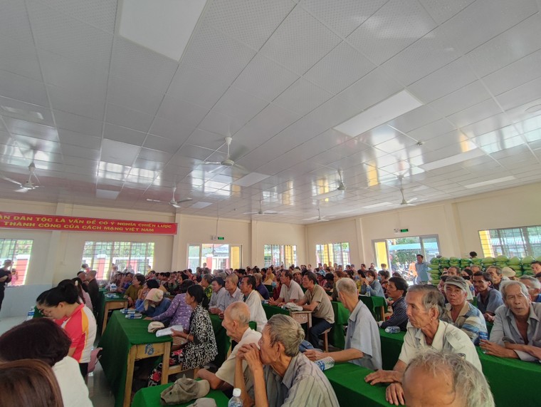 Mang chút “lửa ấm” đến hộ nghèo và trẻ em mồ côi tỉnh Bến Tre ảnh 2