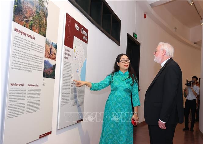 Bộ trưởng Ngoại giao Vatican thăm Bảo tàng Dân tộc học Việt Nam và Bệnh viện Nhi Trung Ương ảnh 2