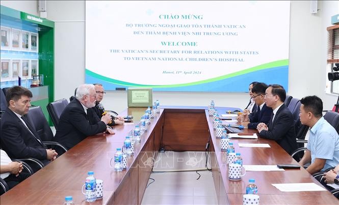 Bộ trưởng Ngoại giao Vatican thăm Bảo tàng Dân tộc học Việt Nam và Bệnh viện Nhi Trung Ương ảnh 3