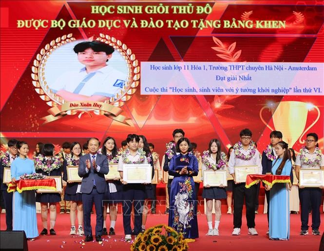 Tuyên dương, khen thưởng học sinh giỏi tiêu biểu Thủ đô năm học 2023 - 2024 ảnh 1