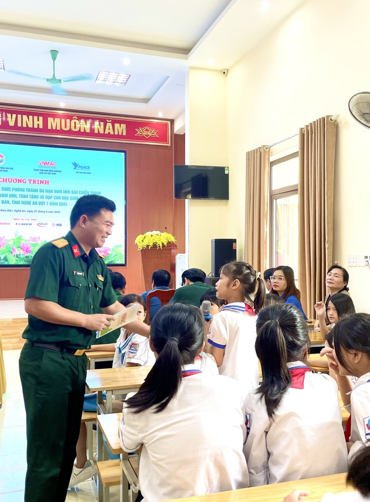 Chung tay khắc phục hậu quả bom mìn ảnh 2