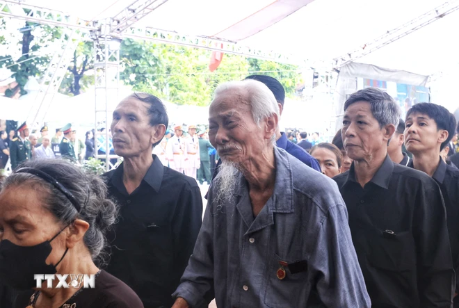 Người dân kiên nhẫn xếp hàng vào viếng Tổng Bí thư Nguyễn Phú Trọng ảnh 4