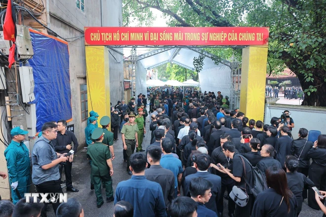 Người dân kiên nhẫn xếp hàng vào viếng Tổng Bí thư Nguyễn Phú Trọng ảnh 3