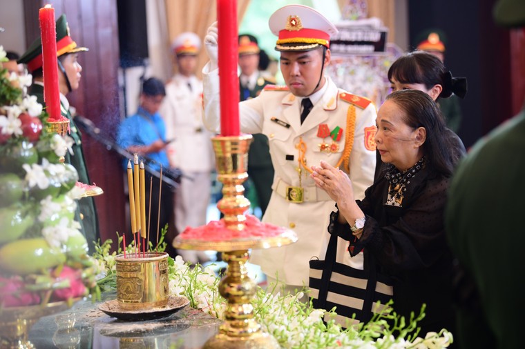 Gia đình cố Tổng Bí thư Lê Duẩn kính viếng Tổng Bí thư Nguyễn Phú Trọng ảnh 4