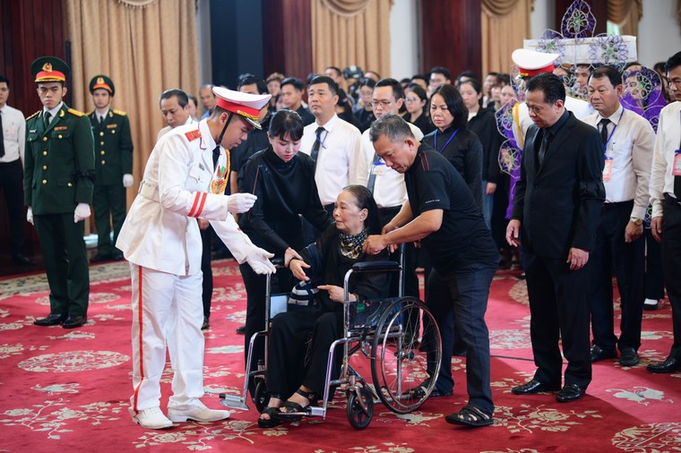 Gia đình cố Tổng Bí thư Lê Duẩn kính viếng Tổng Bí thư Nguyễn Phú Trọng ảnh 2