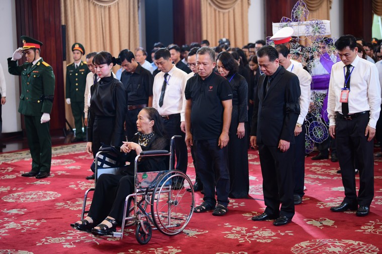 Gia đình cố Tổng Bí thư Lê Duẩn kính viếng Tổng Bí thư Nguyễn Phú Trọng ảnh 1