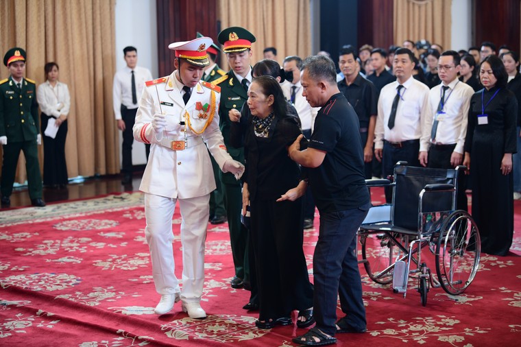 Gia đình cố Tổng Bí thư Lê Duẩn kính viếng Tổng Bí thư Nguyễn Phú Trọng ảnh 3