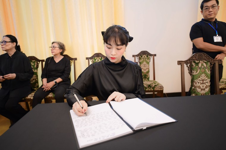 Gia đình cố Tổng Bí thư Lê Duẩn kính viếng Tổng Bí thư Nguyễn Phú Trọng ảnh 5