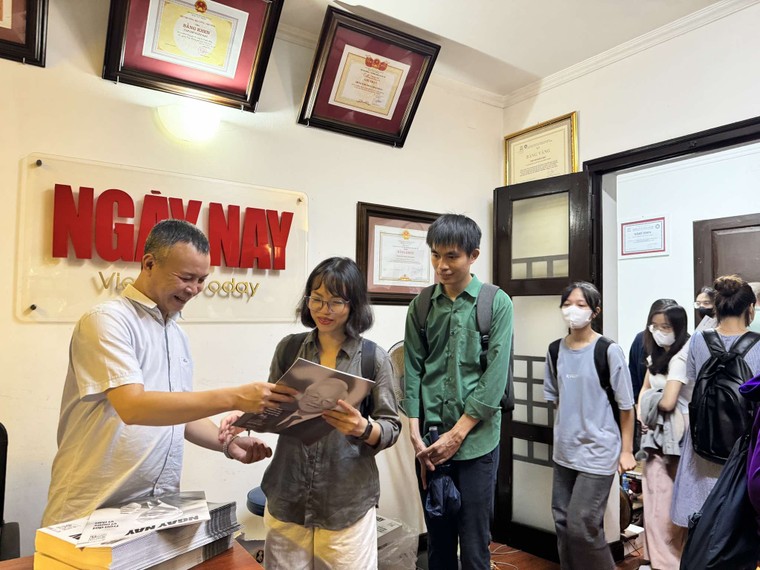 Hàng nghìn bạn trẻ tới nhận ấn phẩm Ngày Nay đặc biệt về Tổng Bí thư Nguyễn Phú Trọng ảnh 5