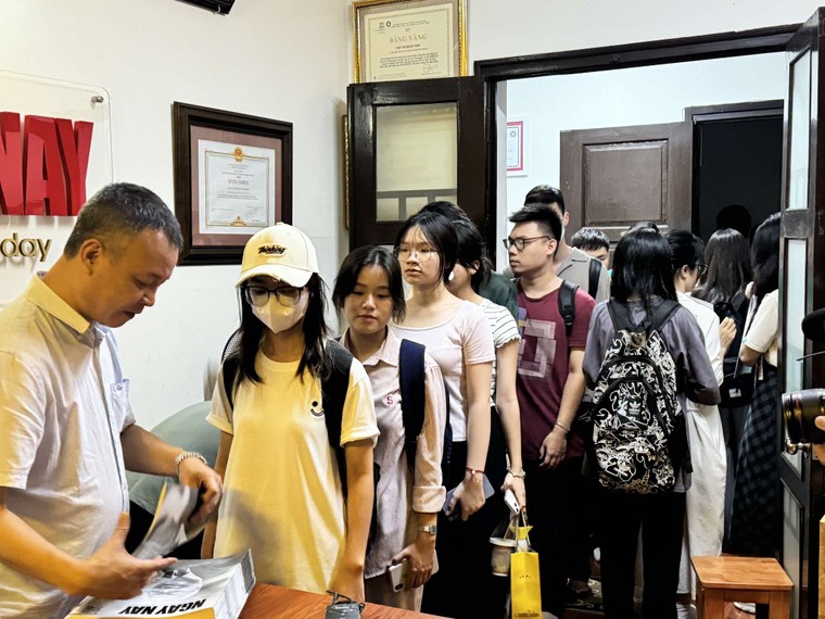 Hàng nghìn bạn trẻ tới nhận ấn phẩm Ngày Nay đặc biệt về Tổng Bí thư Nguyễn Phú Trọng ảnh 3