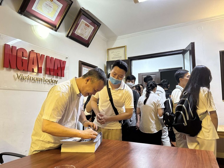 Hàng nghìn bạn trẻ tới nhận ấn phẩm Ngày Nay đặc biệt về Tổng Bí thư Nguyễn Phú Trọng ảnh 8