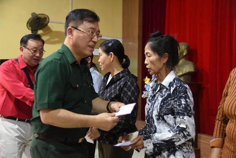 Làm từ thiện để trao yêu thương! ảnh 2