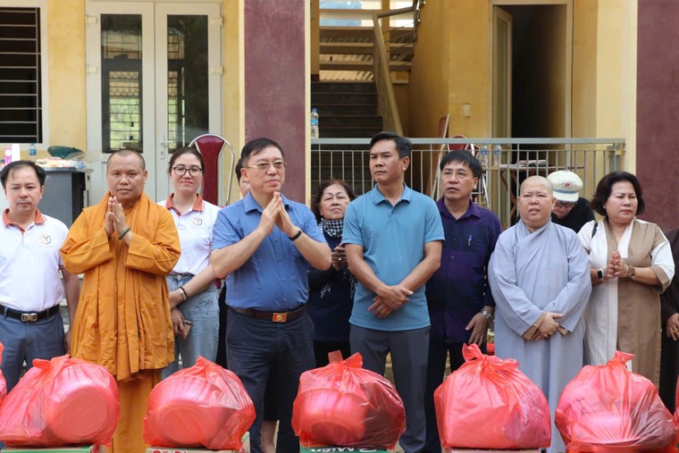 Làm từ thiện để trao yêu thương! ảnh 5