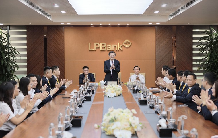 Thường trực Tỉnh ủy Ninh Bình làm việc với Ngân hàng Lộc Phát Việt Nam nhân ngày Doanh nhân Việt Nam ảnh 1