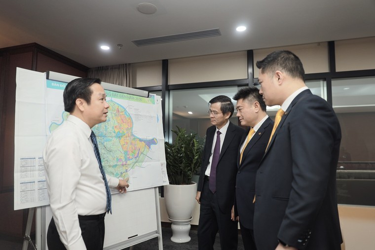 Thường trực Tỉnh ủy Ninh Bình làm việc với Ngân hàng Lộc Phát Việt Nam nhân ngày Doanh nhân Việt Nam ảnh 3