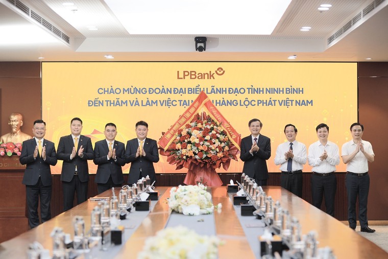 Thường trực Tỉnh ủy Ninh Bình làm việc với Ngân hàng Lộc Phát Việt Nam nhân ngày Doanh nhân Việt Nam ảnh 4