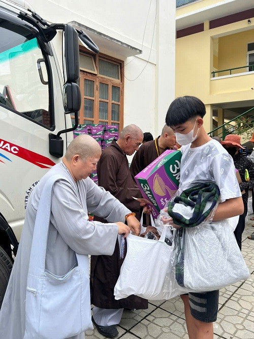 Cùng “khúc ruột” miền Trung vượt qua cơn bão số 4 ảnh 3