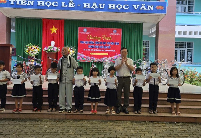 Trao yêu thương nhân ngày hội Đại đoàn kết toàn dân ảnh 3