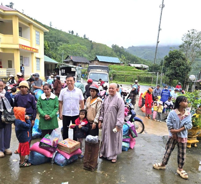 Trao 400 phần quà ý nghĩa cho người dân nghèo tỉnh Quảng Trị ảnh 3