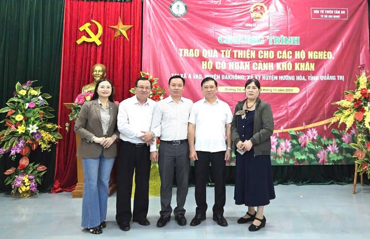 Trao 400 phần quà ý nghĩa cho người dân nghèo tỉnh Quảng Trị ảnh 6