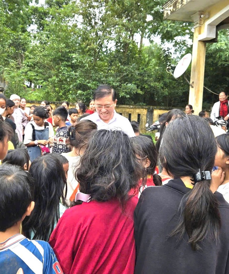 Trao 400 phần quà ý nghĩa cho người dân nghèo tỉnh Quảng Trị ảnh 2