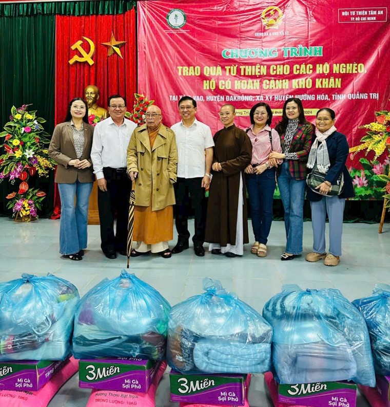 Trao 400 phần quà ý nghĩa cho người dân nghèo tỉnh Quảng Trị ảnh 5