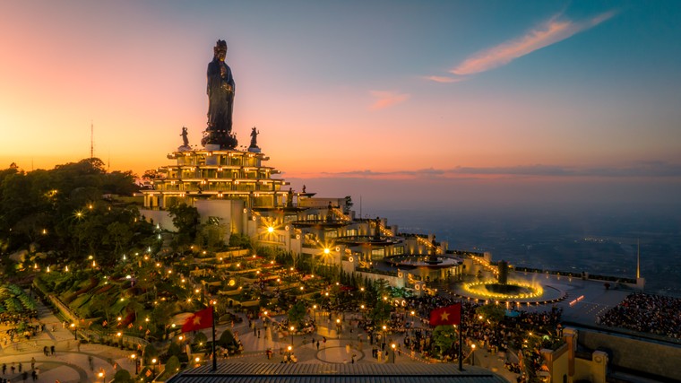 Hoạ sĩ Hoàng Phong: Đến núi Bà Đen để đánh thức sự tĩnh lặng ảnh 1