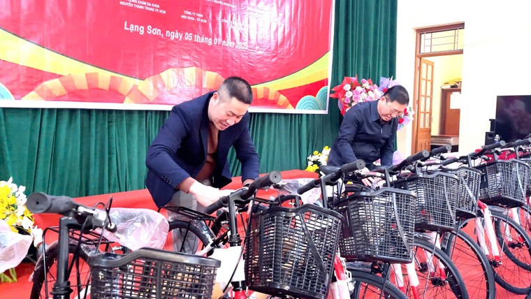 Mang Tết sớm đến với người nghèo Lạng Sơn ảnh 4