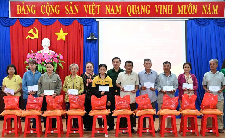 Mang Xuân ấm đến người nghèo Bình Phước trước thềm năm mới Ất Tỵ ảnh 3