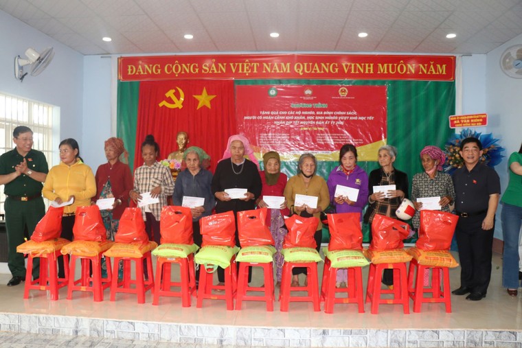 Mang Xuân ấm đến người nghèo Bình Phước trước thềm năm mới Ất Tỵ ảnh 12