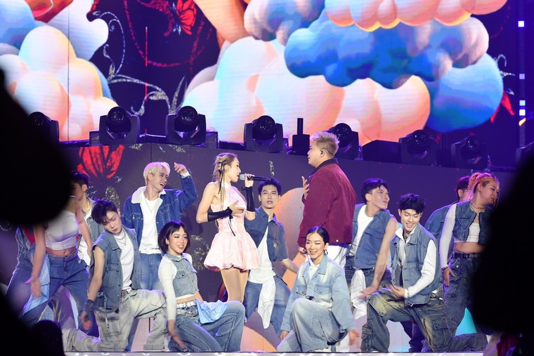 Ấn tượng bữa tiệc nghệ thuật "Hòa nhạc ánh sáng" chào năm mới 2025 ảnh 6