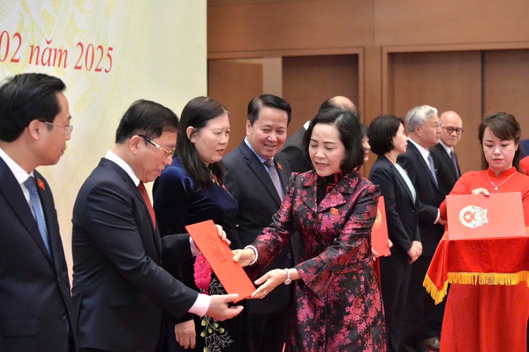 Phê chuẩn danh sách Phó Chủ nhiệm Ủy ban Công tác đại biểu của Quốc hội khóa XV ảnh 2