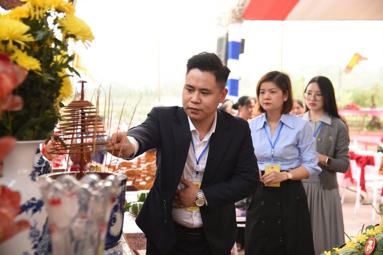 Trao học bổng Hùng Vương - món quà yêu thương cho học sinh nghèo đất Tổ ảnh 10