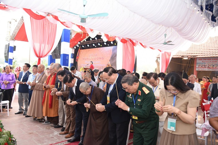 Trao học bổng Hùng Vương - món quà yêu thương cho học sinh nghèo đất Tổ ảnh 1