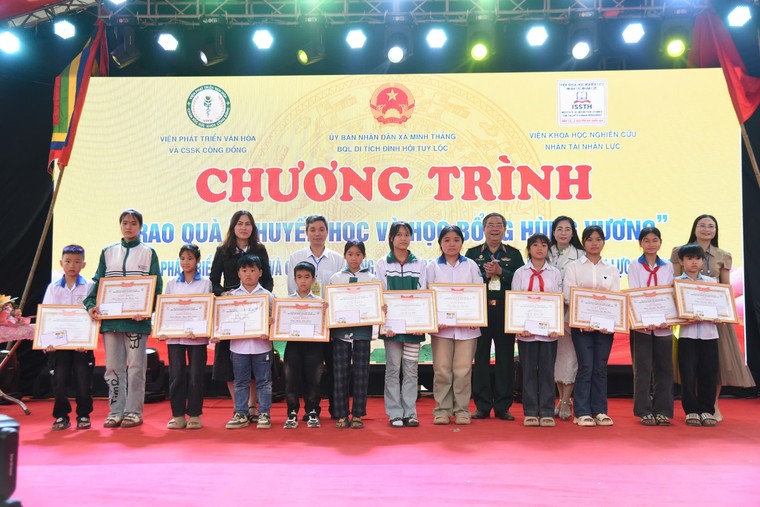 Trao học bổng Hùng Vương - món quà yêu thương cho học sinh nghèo đất Tổ ảnh 4