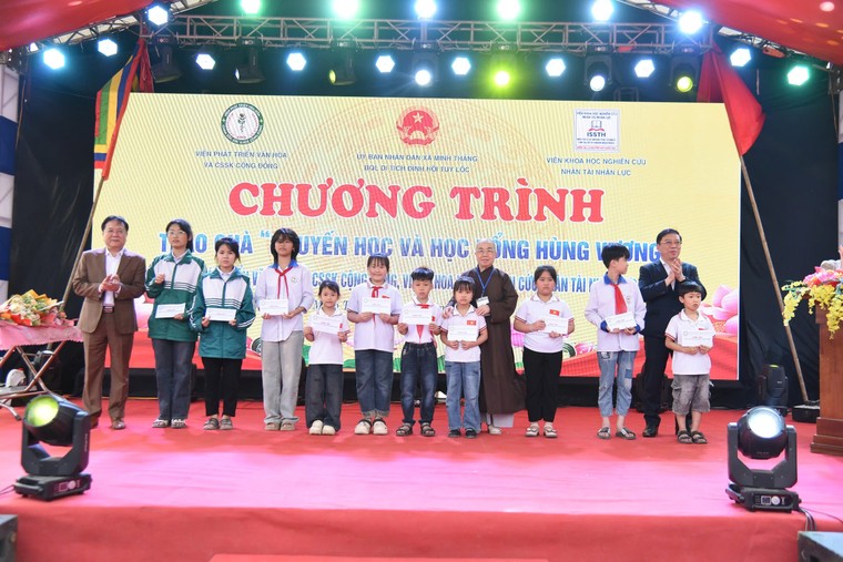 Trao học bổng Hùng Vương - món quà yêu thương cho học sinh nghèo đất Tổ ảnh 5