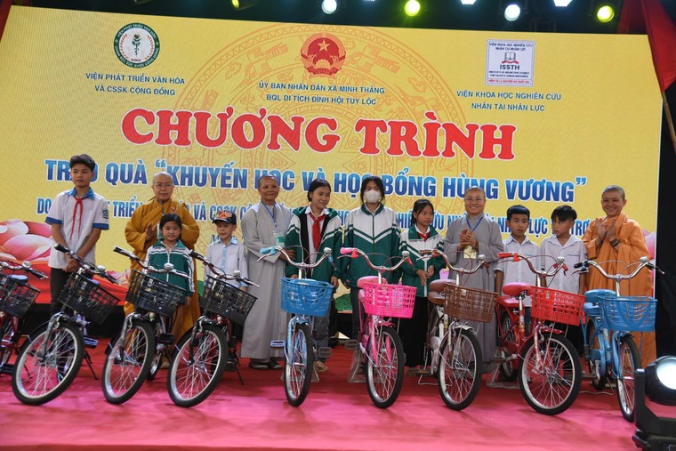 Trao học bổng Hùng Vương - món quà yêu thương cho học sinh nghèo đất Tổ ảnh 6