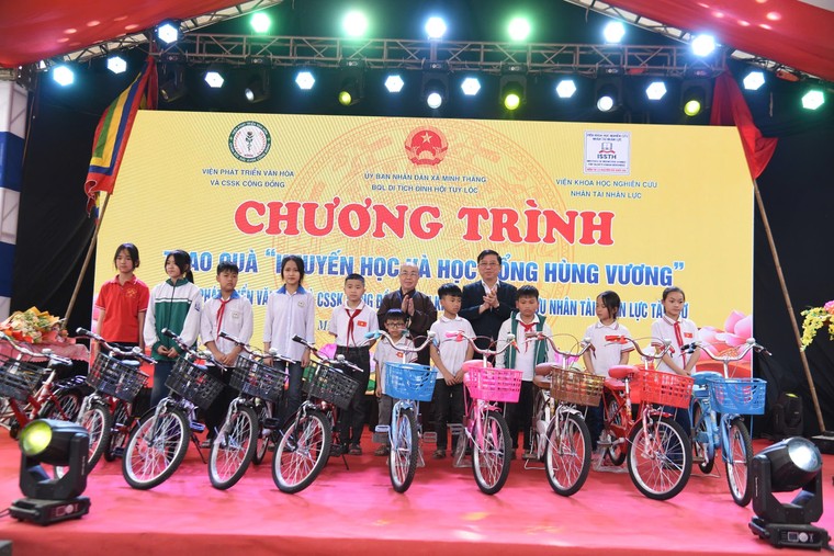 Trao học bổng Hùng Vương - món quà yêu thương cho học sinh nghèo đất Tổ ảnh 7