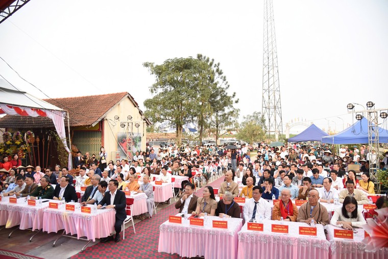 Trao học bổng Hùng Vương - món quà yêu thương cho học sinh nghèo đất Tổ ảnh 2