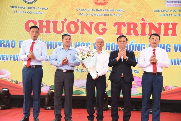 Trao học bổng Hùng Vương - món quà yêu thương cho học sinh nghèo đất Tổ ảnh 8