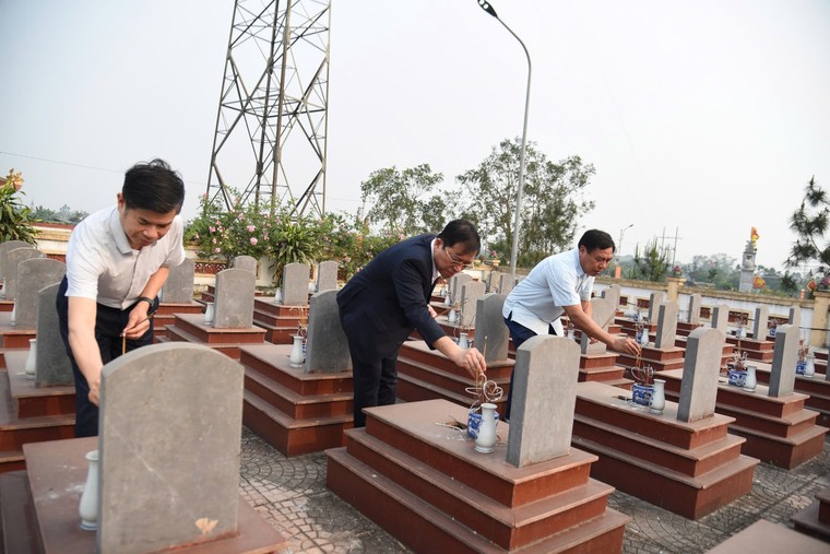 Trao học bổng Hùng Vương - món quà yêu thương cho học sinh nghèo đất Tổ ảnh 9