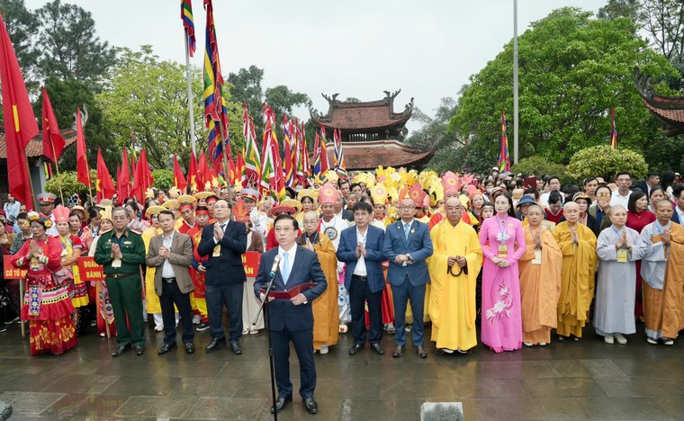 Trao học bổng Hùng Vương - món quà yêu thương cho học sinh nghèo đất Tổ ảnh 11